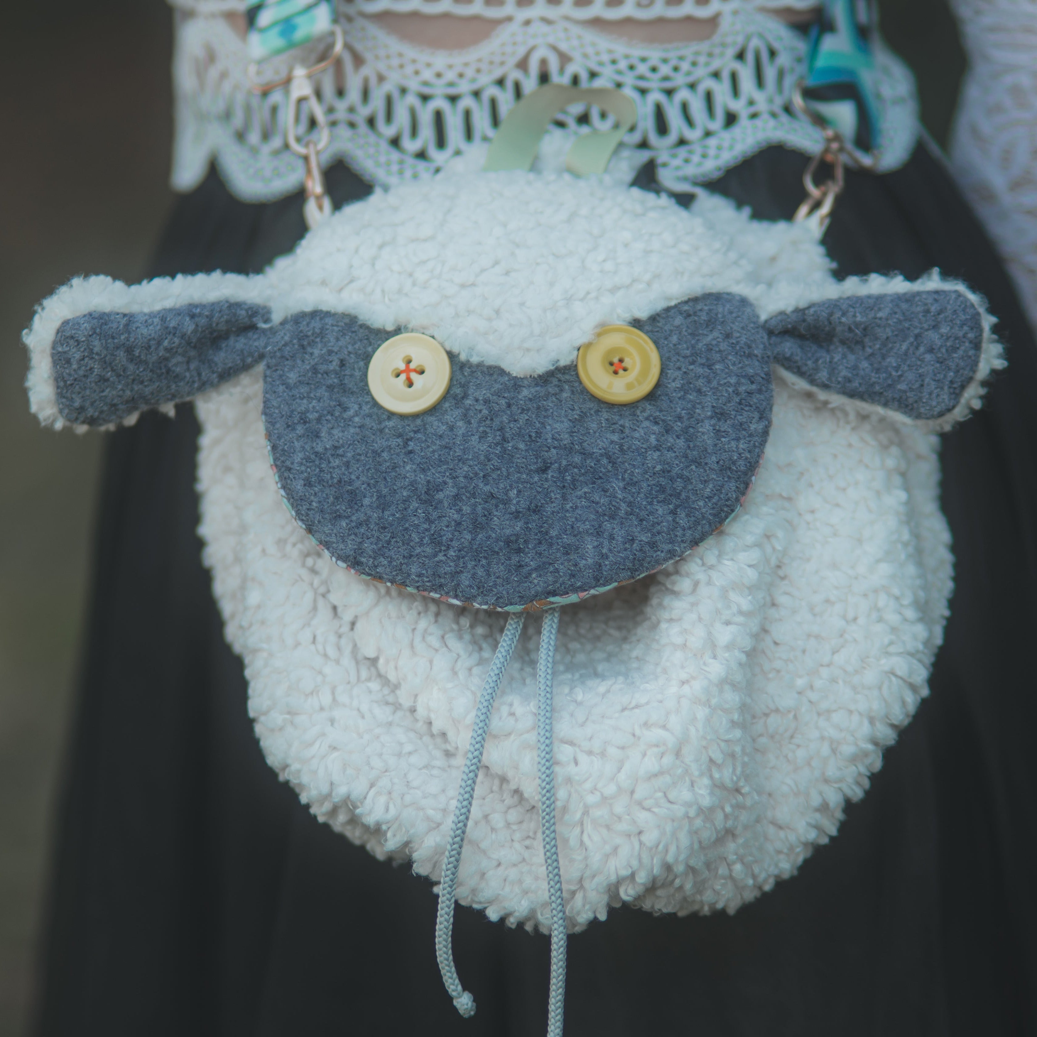 Sac besace en forme de mouton blanc rabat interchangeable tete de mouton gris aux yeux jaune