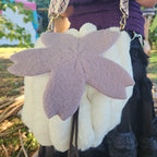 Petit sac tout doux blanc avec rabat interchangeable en forme de sakura rose