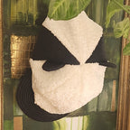 Gavroche Panda blanche et grise avec oreilles dessus. Fausses fourrure et lainage.